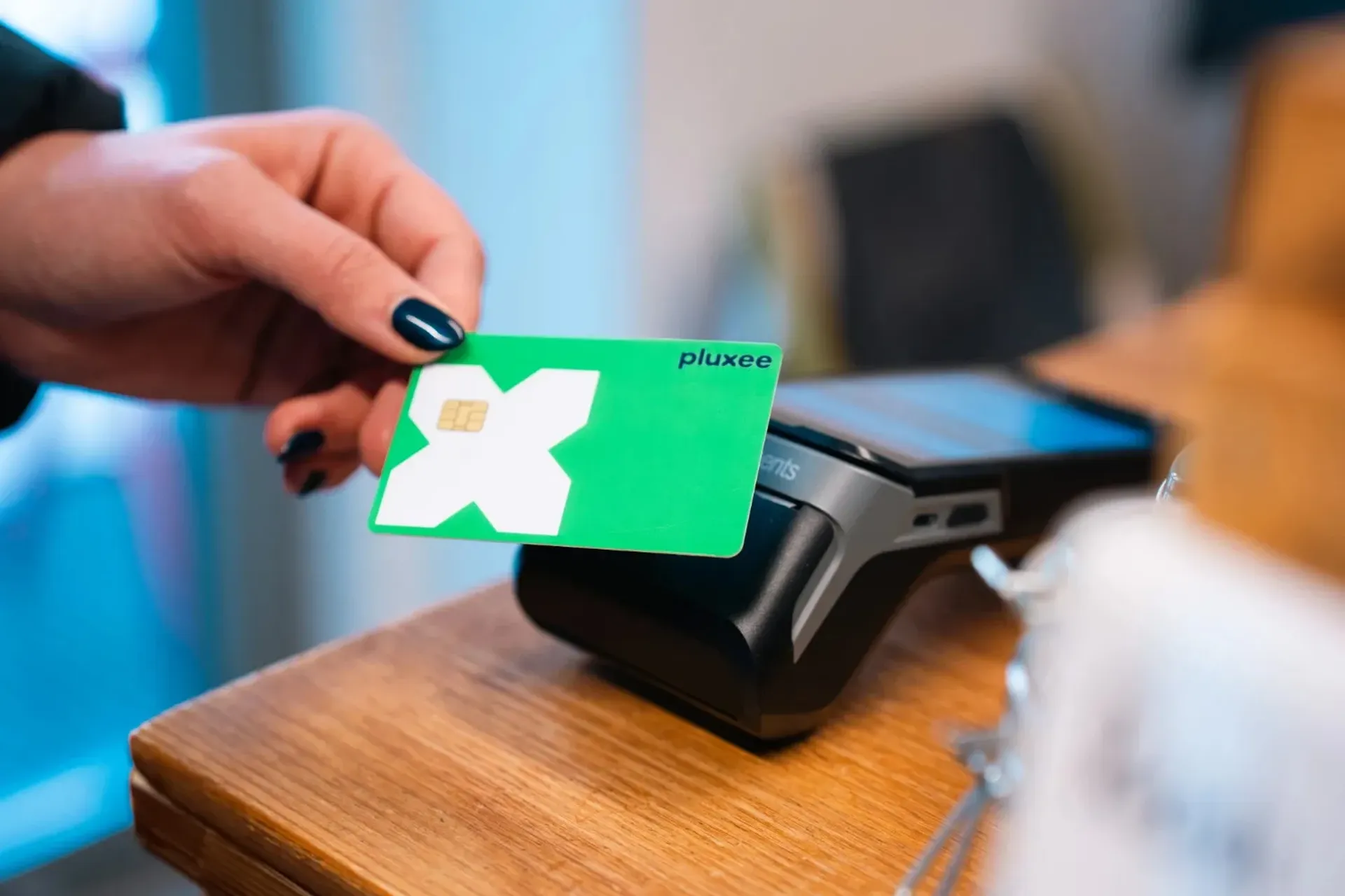 Koláž různých benefitních karet a log