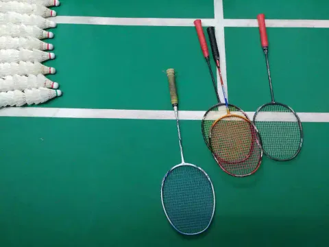Tenis, squash a badminton